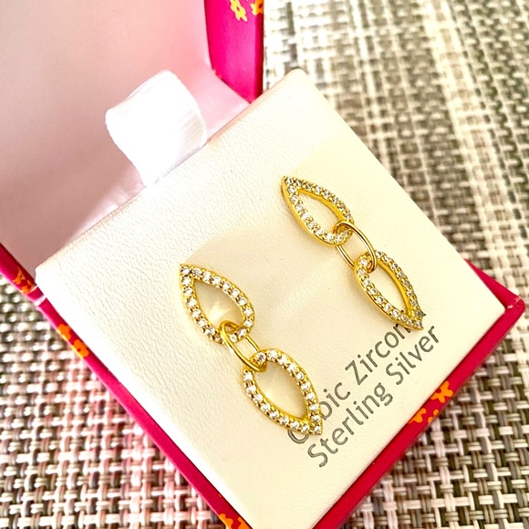 Nanette Lepore Jewelry - Nanette BRAND NEW gold toned stud earrings 😍 Box included 🎁